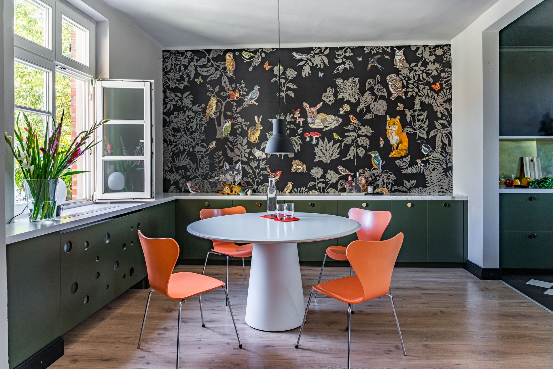 Et rundt spisebord med plads til hele familien